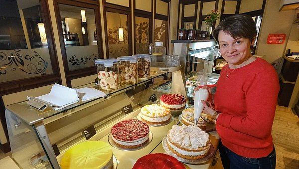 Oxana Kaupmann tupft das letzte Sahnehäubchen auf eine ihrer Kuchen-Kreationen. Sie backt täglich, rund 50 Torten in der Woche kommen da schnell zusammen. - © Andreas Zobe