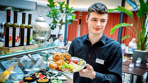 Servicemitarbeiter Ewan MacLachlan hat am Buffet eine kleine Frühstücksauswahl zusammengestellt. - © Barbara Franke