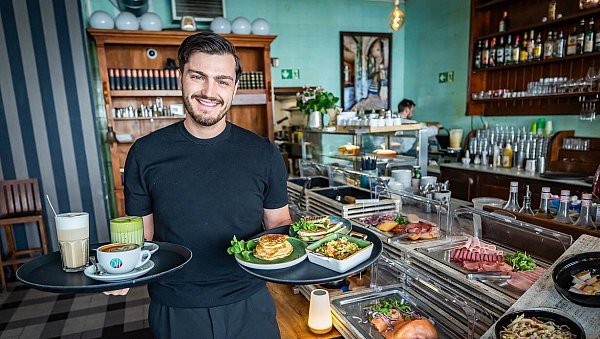 Miro Uzumyayla ist gelernter Barista, kann aber auch Frühstück servieren. Er gehört zu der Crew von 50 Mitarbeiterinnen und Mitarbeitern, die sich in zwei Schichten im Kachelhaus um das Wohl der Gäste kümmern. - © Sarah Jonek