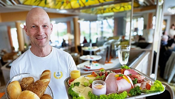 Konditormeister Dirk Windau kredenzt jedes Wochenende in seinem Bielefelder Café Wölke ein reichhaltiges Frühstücksbuffet. - © Barbara Franke