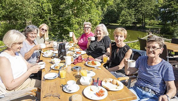 Mitten im Grünen genießen Kolleginnen vom E-Center Schenke an der Huberstraße nicht nur die Sonne, auch das reichhaltige Frühstücksbuffet. - © Jörg Dieckmann