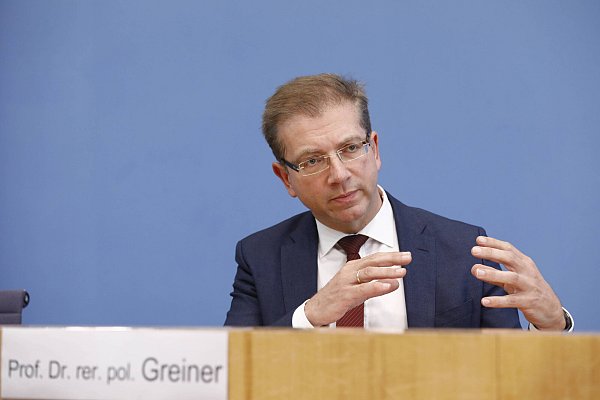 Wolfgang Greiner ist seit April 2005 Inhaber des Lehrstuhls für Gesundheitsökonomie und Gesundheits­management an der Universität Bielefeld. - © imago images/Metodi Popow