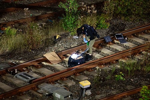 Auch der Staatsschutz soll den Angaben zufolge vor Ort gewesen sein. - © Thomas Banneyer/dpa