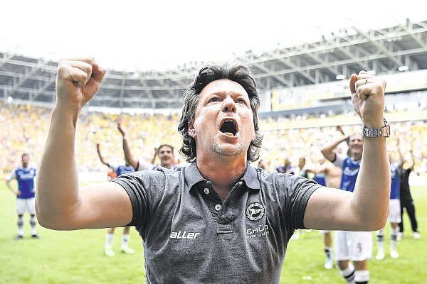 Arminias Coach Jeff Saibene erlebt in Dresden etwas, was er sonst nur aus dem Fernsehen kennt. - © Christian Weische