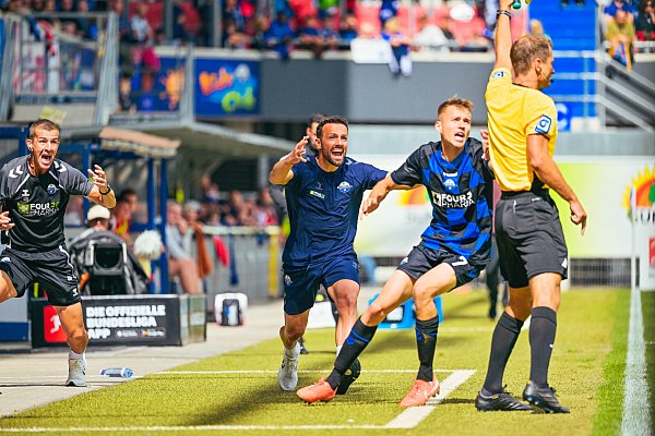 In der Coachingzone des SC Paderborn geht es stets emotional zu: Hier fiebern Co-Trainer Uwe Hünemeier (v. l.), Trainer Ralf Kettemann und Angreifer Filip Bilbija voll mit. - © BESIM MAZHIQI