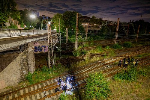 Umfangreiche Ermittlungen nach Brandanschlag auf Bahnstrecke in Wuppertal - © Thomas Banneyer/dpa