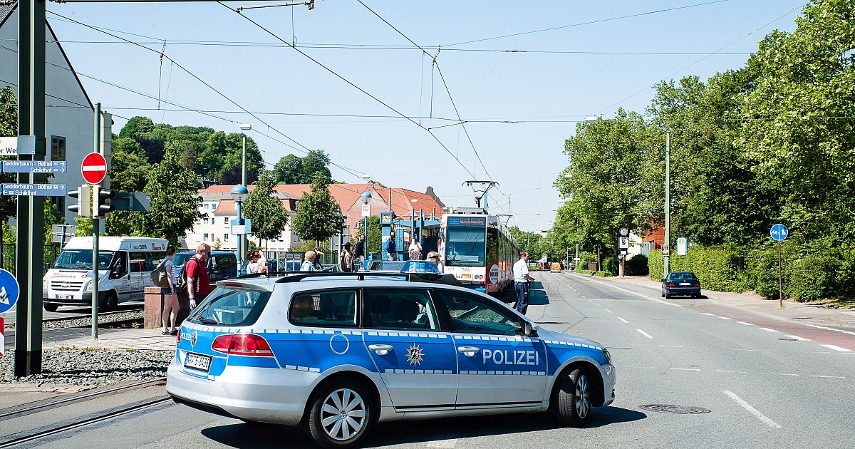 Brutaler Angriff: Blinder Bielefelder auf dem Bahnsteig schwer verletzt