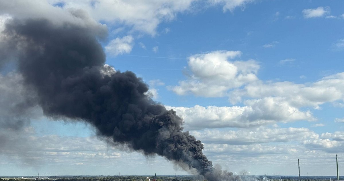 Hunderte Feuerwehrleute löschen Großbrand in Hamburg | Panorama