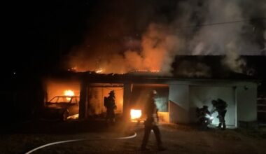 FW-DO: Garagenbrand in Dortmund-Hostedde zerstört mehrere PKW