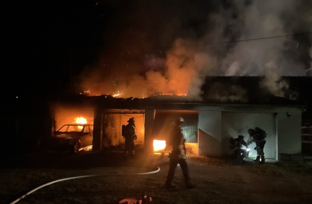 FW-DO: Garagenbrand in Dortmund-Hostedde zerstört mehrere PKW