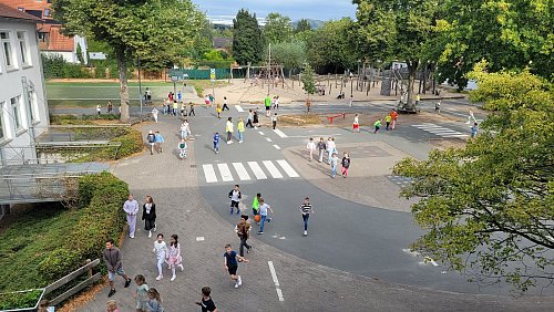 Der Alltag ist zurück. Auf dem Pausenhof der Haller Lindenschule herrscht seit Mittwoch wieder fröhliches Treiben. - © Marc Uthmann