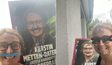 Bielefelder Politikerin mit Humor stellt ihre beschmierten Wahlplakate nach