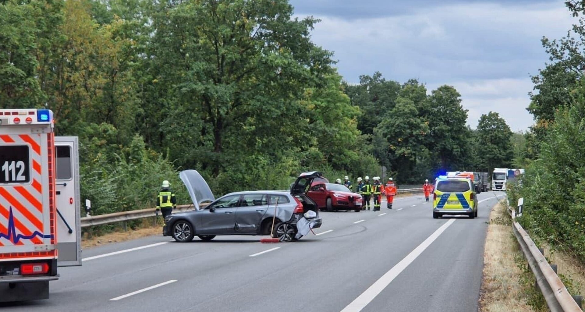 Unfall mit drei Autos: Vollsperrung auf der Theenhausener Straße in Halle | Haller Kreisblatt