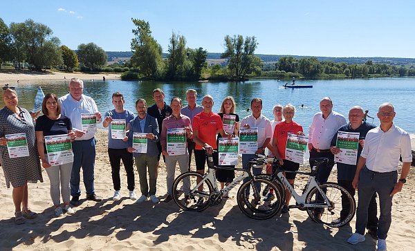 Die Vorfreude bei Organisatoren, Sponsoren und Förderern auf den sechsten Weserbergland-Triathlon ist groß. - © Kreis Höxter/Jürgen Drüke