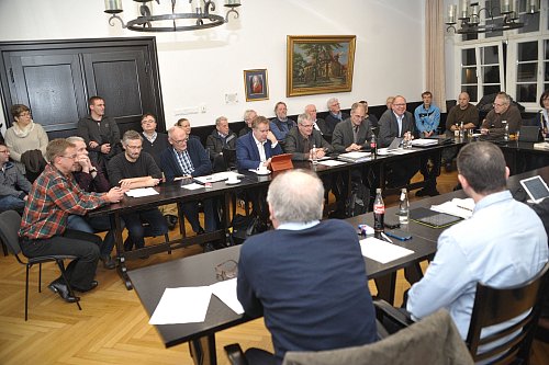 Kommunalpolitikerinnen und -politiker diskutieren - hier im Ausschuss für Planung und Stadtentwicklung - Weichenstellungen für Halles Zukunft. - © Nicole Donath