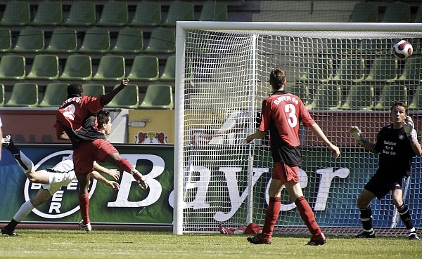 Am 5. August 2007 erzielt der Paderborner David Siradze den 1:0-Siegtreffer im Pokalspiel bei Bayer Leverkusen II. - © imago images