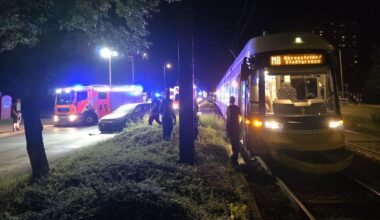 Auto wird in von Tram gerammt – Linien 18 und M8 unterbrochen