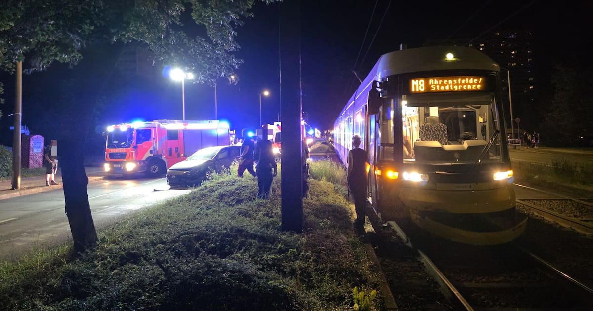 Auto wird in von Tram gerammt – Linien 18 und M8 unterbrochen