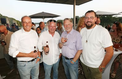 Stoßen auf den Sommer an: (von links) Björn Stack, Narren-Präsident Martin Argendorf, Dietmar Wischmeyer und Gastro-Tausendsassa Christoph Eisermann („Food Mafia“).