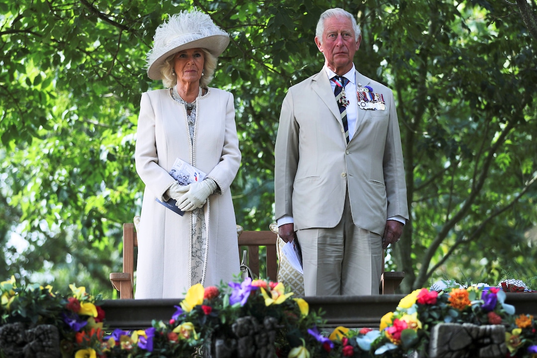 König Charles und Königin Camilla zollen den Opfern des Zweiten Weltkriegs am VJ-Day Tribut. 