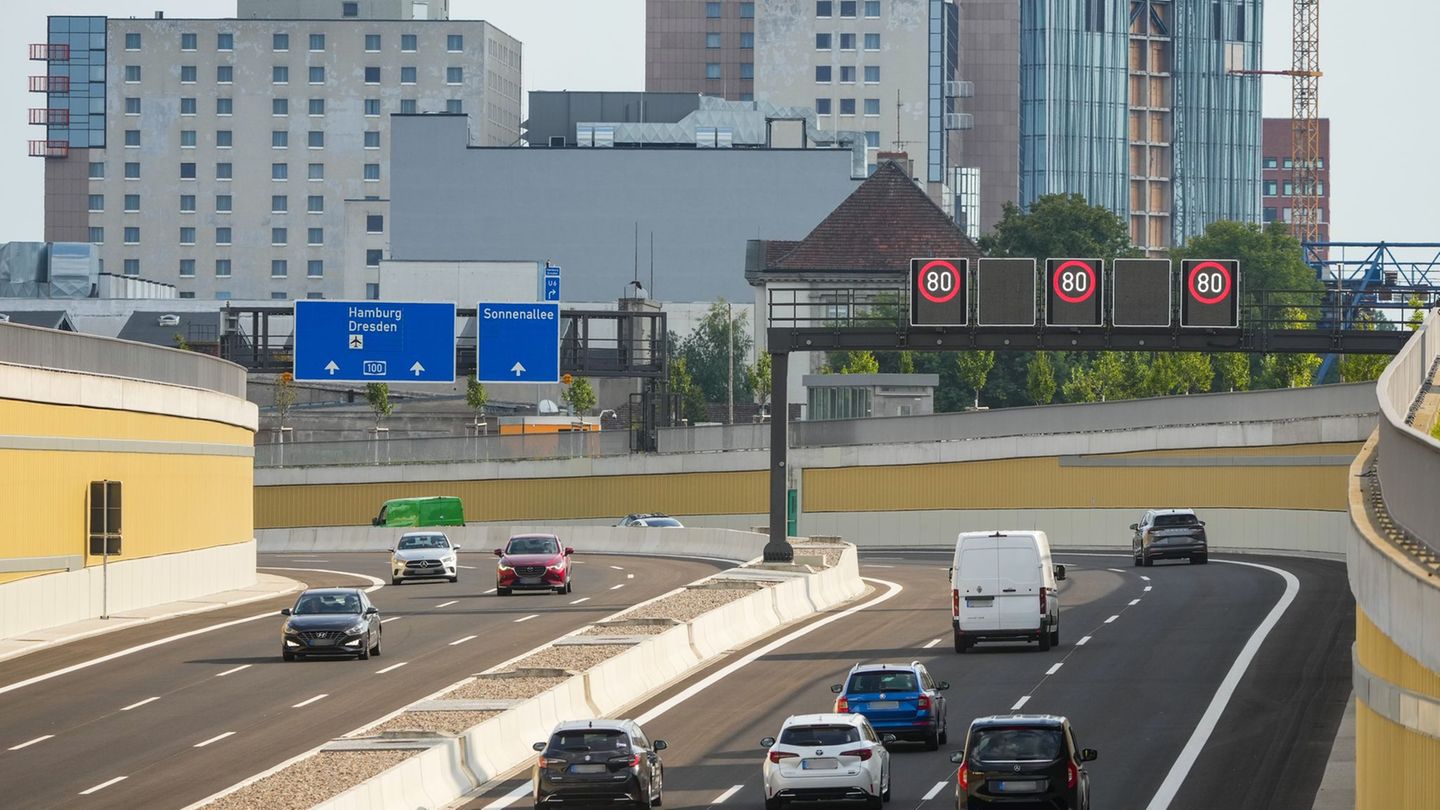 Die ersten Fahrzeuge rollen über das neue Teilstück der A100 in Berlin. Foto: Soeren Stache/dpa