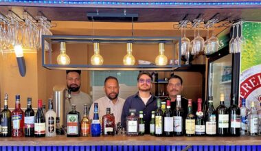 Romeo Schlanke (3.v.l.) mit seinem Team hinter der Theke im neuen Restaurant „Pure India Kila“ in der Burgstraße.