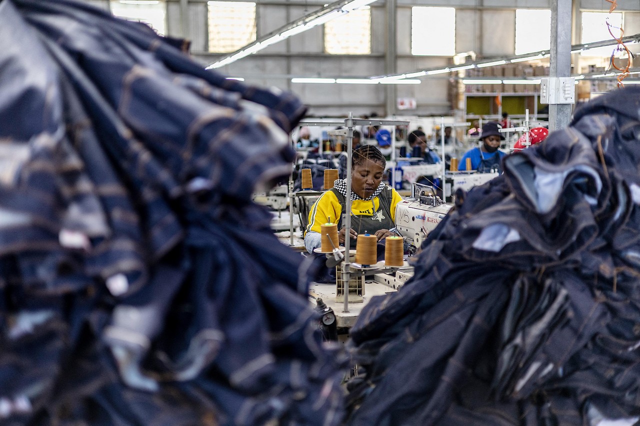 Personen in Textilfabrik in Lesotho