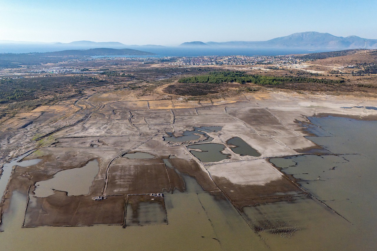Niedriger Wasserstand und trockene Flächen bei einem Damm in der Nähe von Izmir