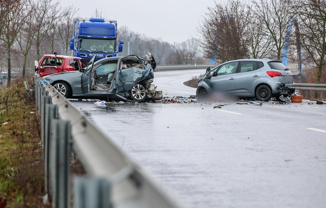 Drei Tote bei schwerem Unfall