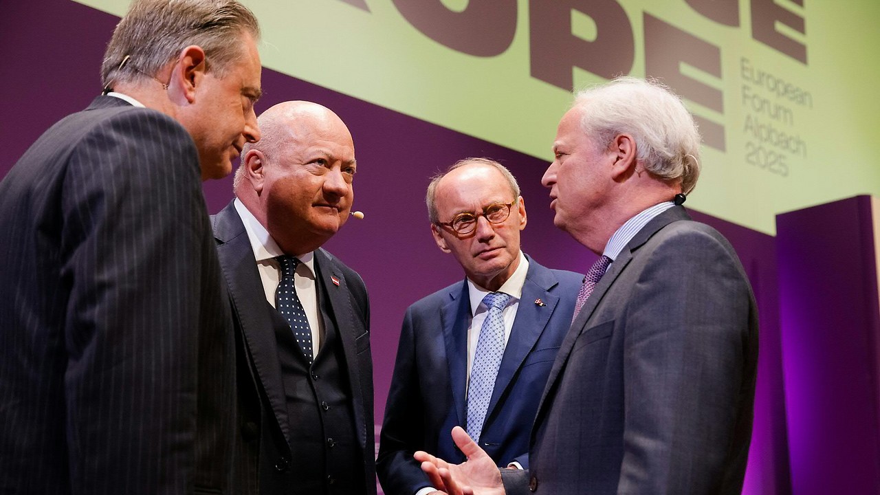 Der belgische Premierminister Bart De Wever, Bundeskanzler Christian Stocker (ÖVP), Forumspräsident Othmar Karas und Axel van Trotsenburg (Geschäftsführer Weltbank)