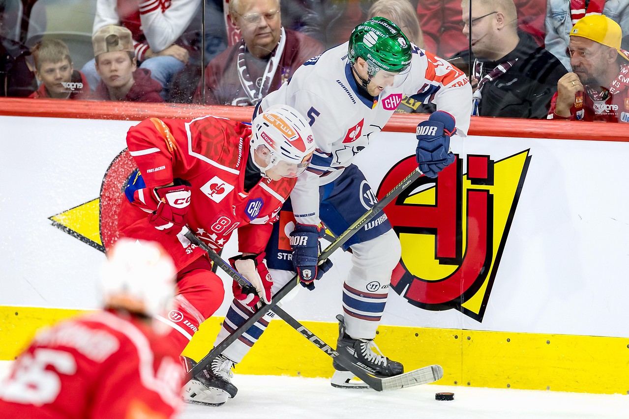 Finn van Ee (KAC) gegen Mitchell Reineke (Berlin)
