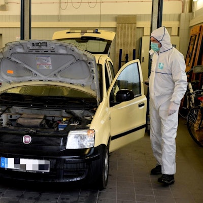 In diesem Fiat Panda wurde die Frau erschossen. Beamte der Spurensicherung untersuchten im Januar 2021 das Fahrzeug.
