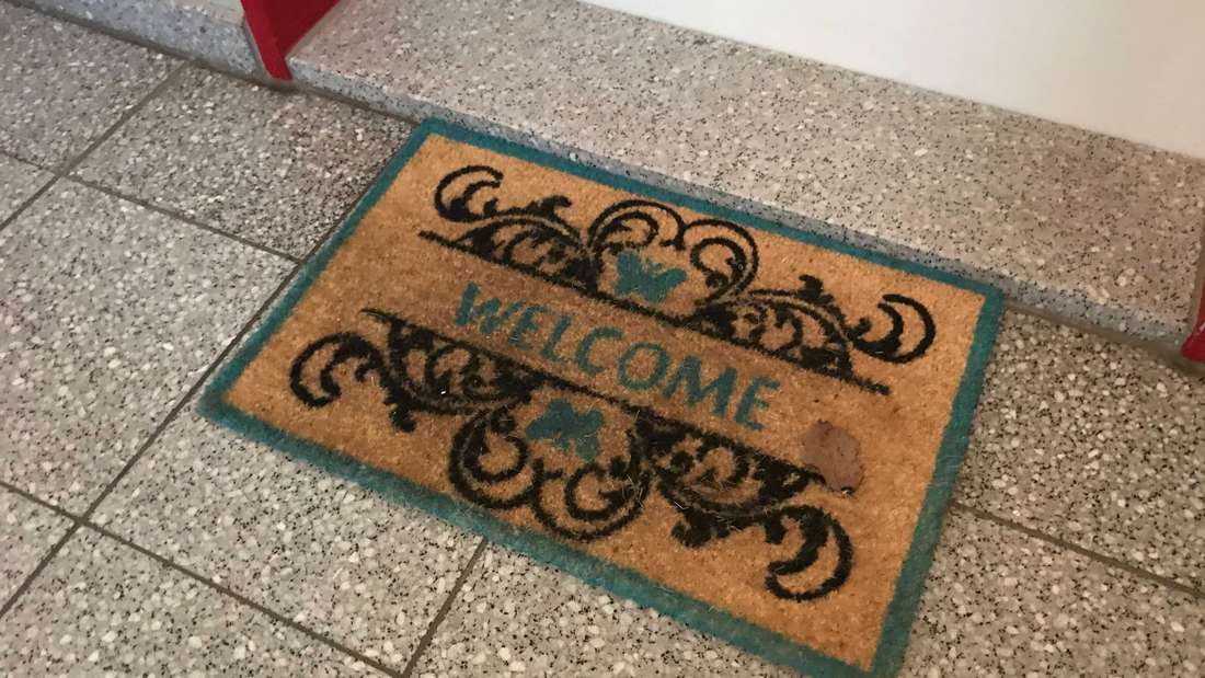 Fußmatte mit dem Schriftzug Welcome vor einer Wohnungstür. Diese Stelle vergessen wir wahrscheinlich immer, weil es einfach zu offensichtlich ist