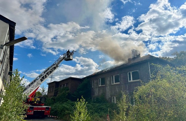 FW-E: Dachstuhlbrand auf verlassenem Industriegelände - keine Verletzten