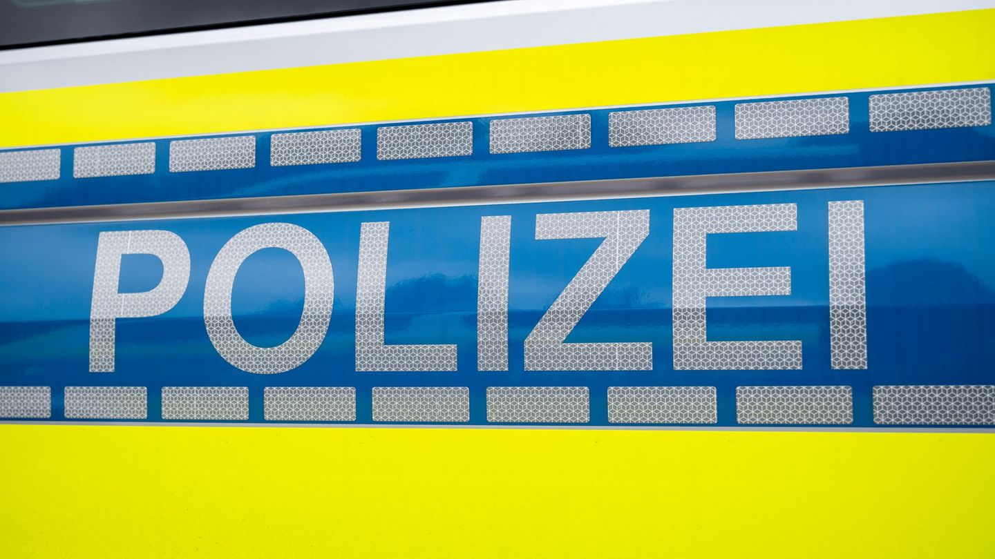Ein Autofahrer starb noch an der Unfallstelle. (Symbolbild) Foto: Daniel Vogl/dpa