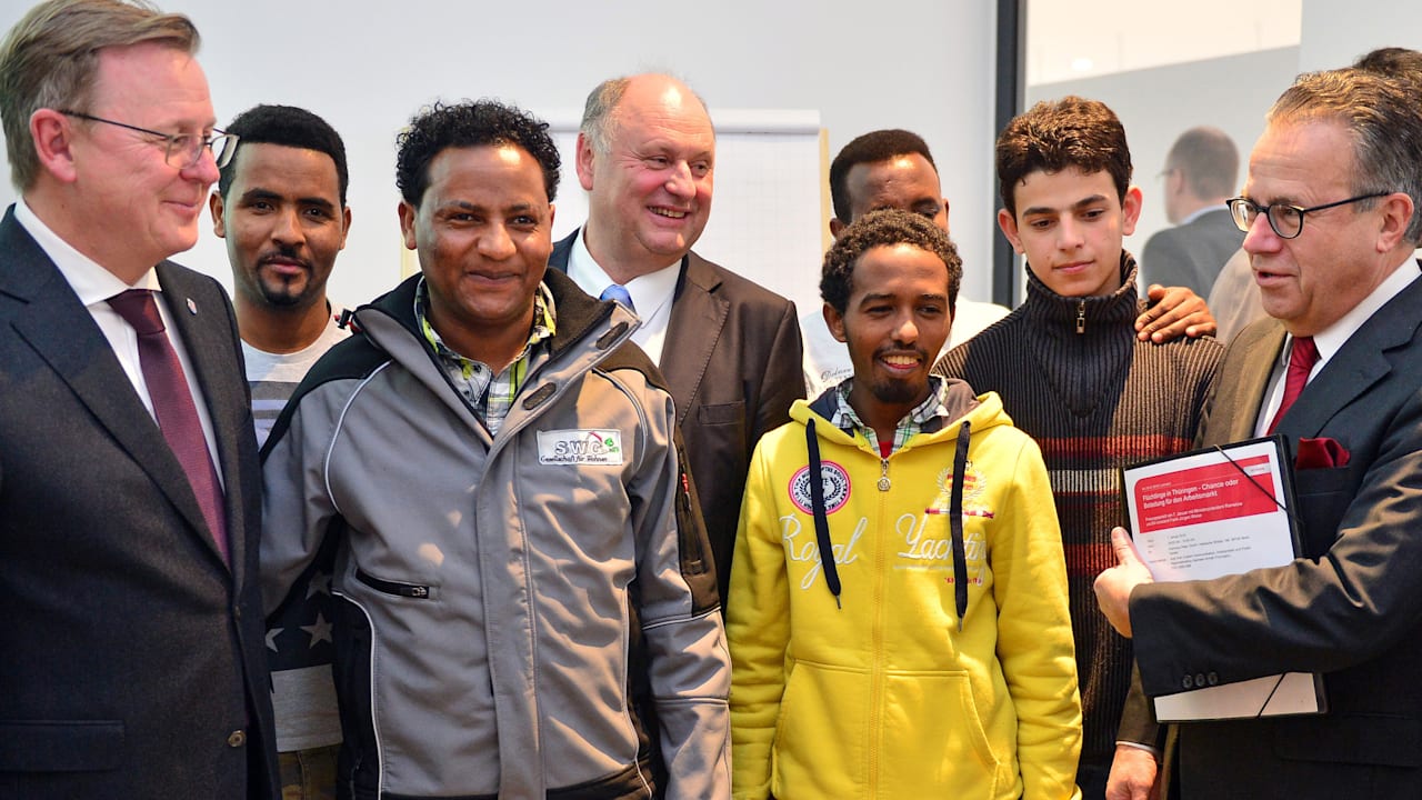 Autohaus-Chef zieht Bilanz: 14 von 20 Flüchtlingen schmeißen Job hin | Politik