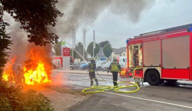 Halle: Fahrzeuge brennen: Feuerwehreinsatz