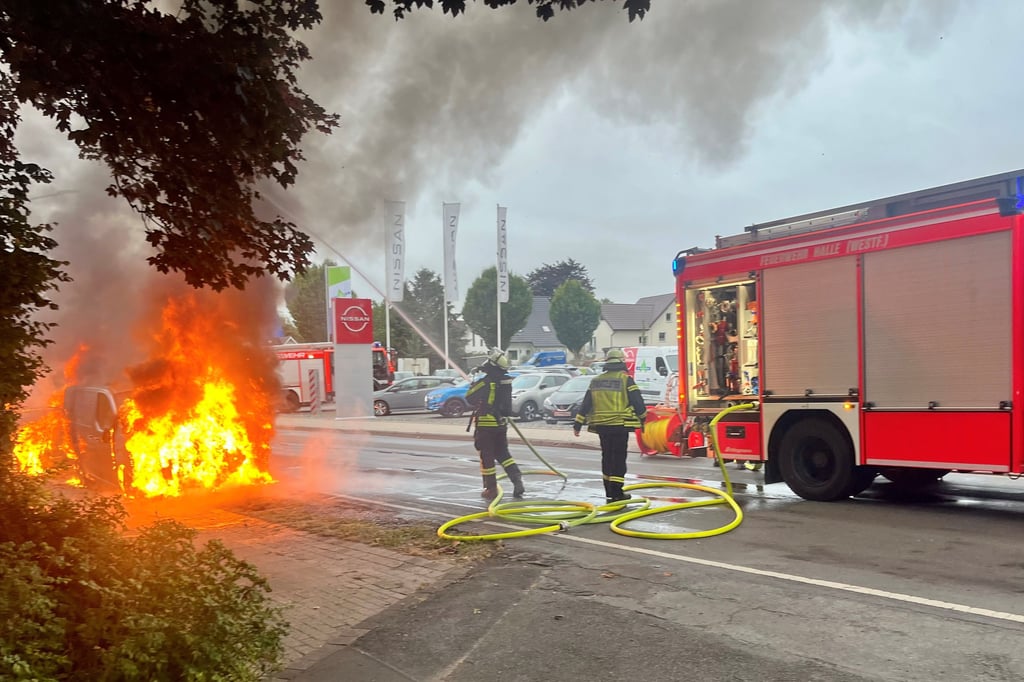 Halle: Fahrzeuge brennen: Feuerwehreinsatz