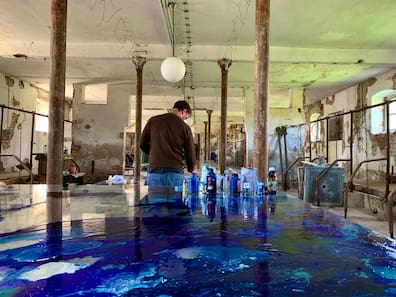 Lucas Oertel bei der Arbeit an "unendlich BLAU" – zwischen verfallener Architektur und intensiven Farbschichten entsteht ein experimenteller Dialog mit dem Raum.