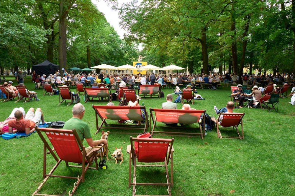 Picknick-Atmosphäre: Am Samstag- und Sonntagnachmittag gibt es wieder die Lesenpodien im Schlossgarten, Eintritt frei. Bei Regen zieht man um nach drinnen, in die Orangerie und andere Veranstaltungsorte.