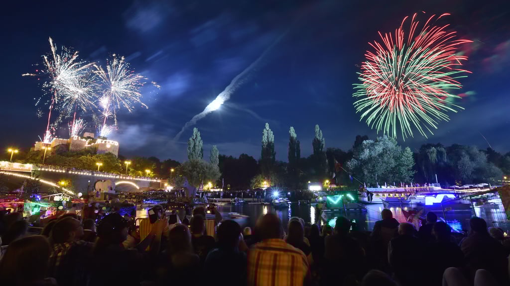 Programm, Anreise, Feuerwerk und Brückenspringen