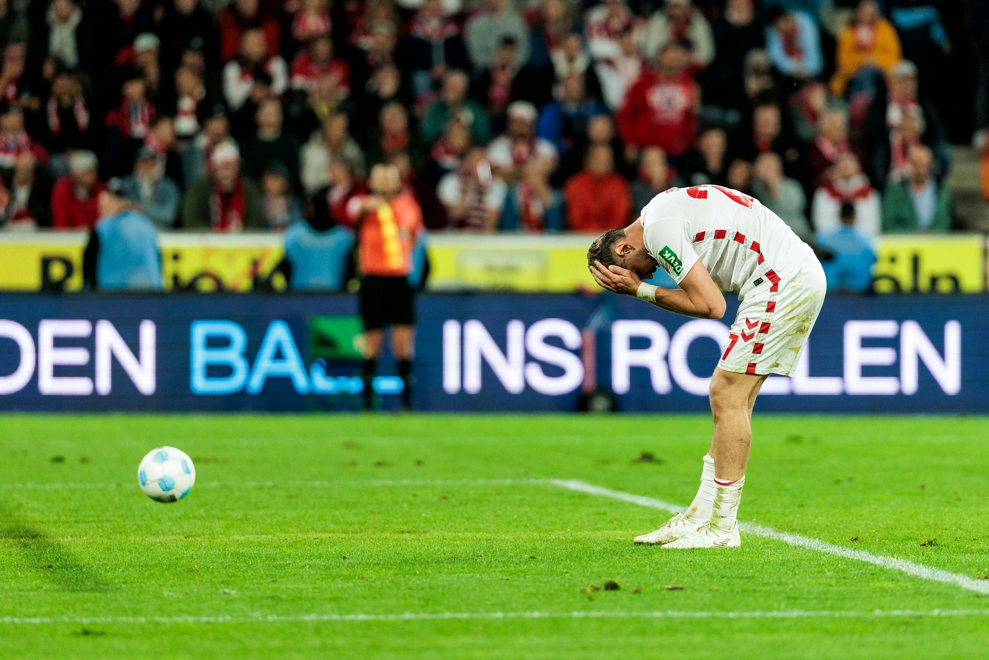 Imad Rondic hadert bei einem Spiel des 1. FC Köln.