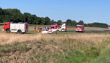 Flugzeug kommt von Start- und Landebahn ab