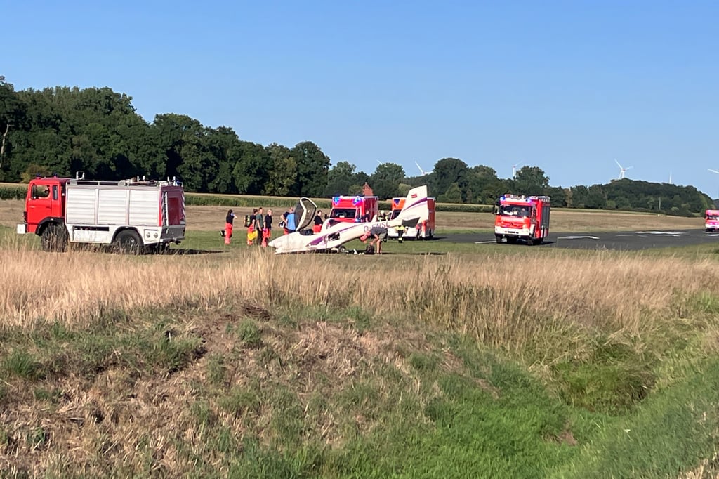 Flugzeug kommt von Start- und Landebahn ab