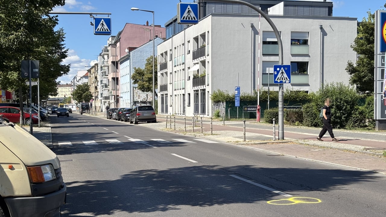 Berlin: Rentner (84) überfährt Zweijährigen auf Zebrastreifen | Regional