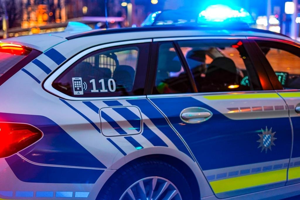 Drei Männer attackieren Frau und erbeuten Bargeld