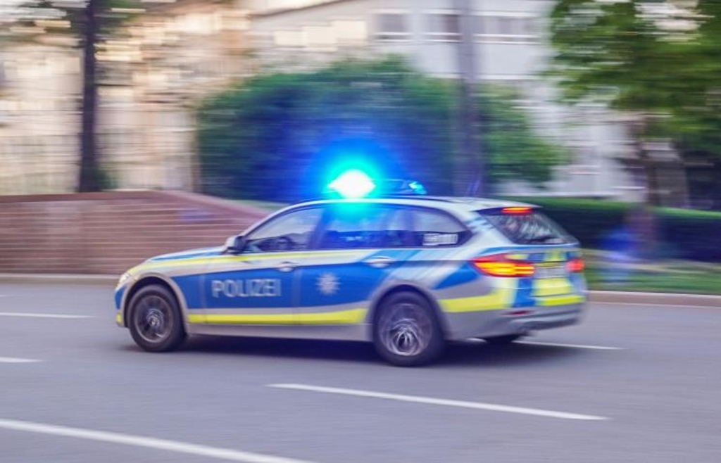 81-Jähriger aus Augsburg versucht, Ehefrau (77) zu ersticken – Senior in U-Haft