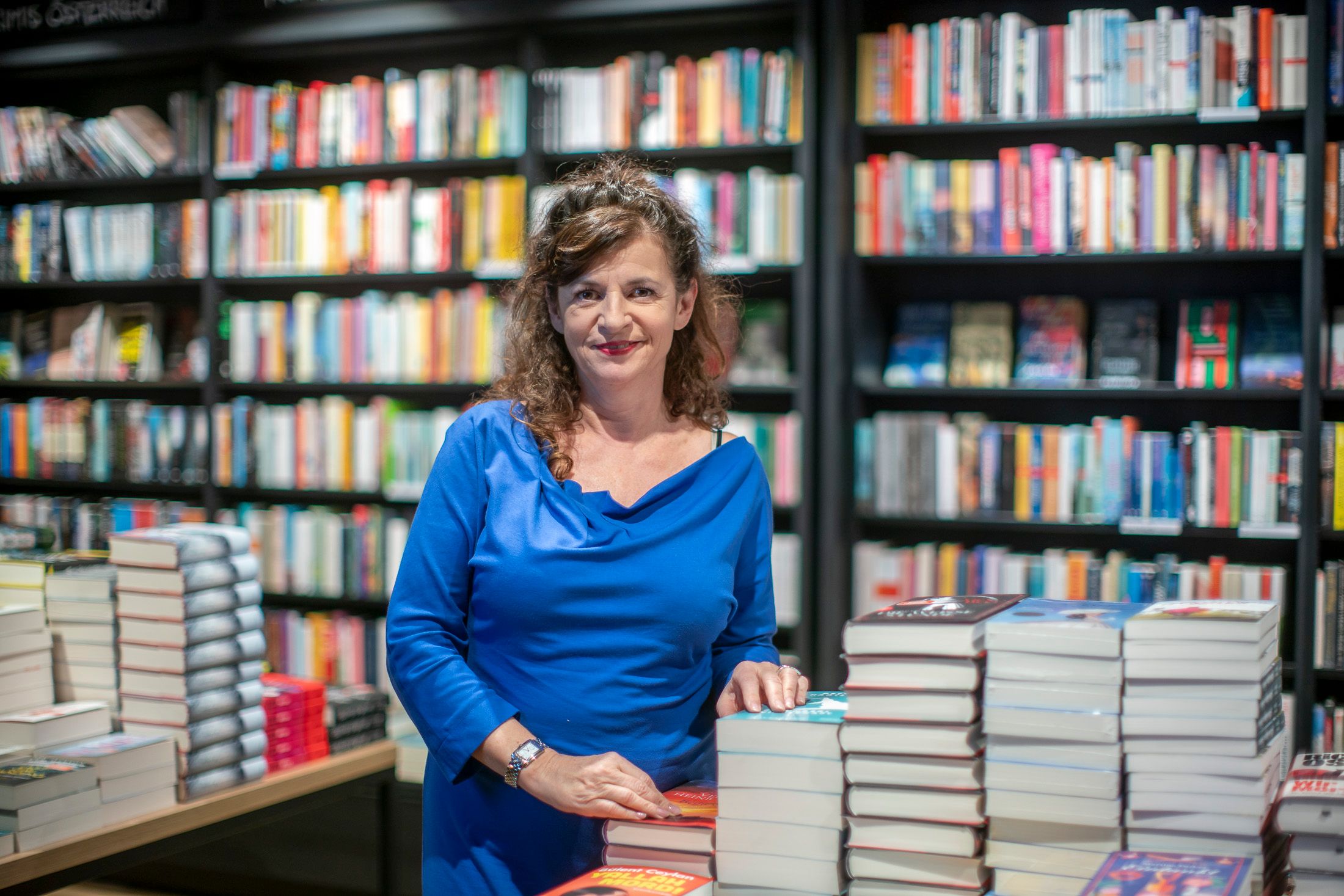 Angela Szivatz ist Autorin, Moderatorin und Literatur-Kritikerin für Newsflix