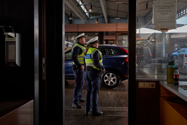Sie kontrollieren verdächtige Fahrzeuge: Deutsche Bundespolizisten an der Grenze in Weil am Rhein.