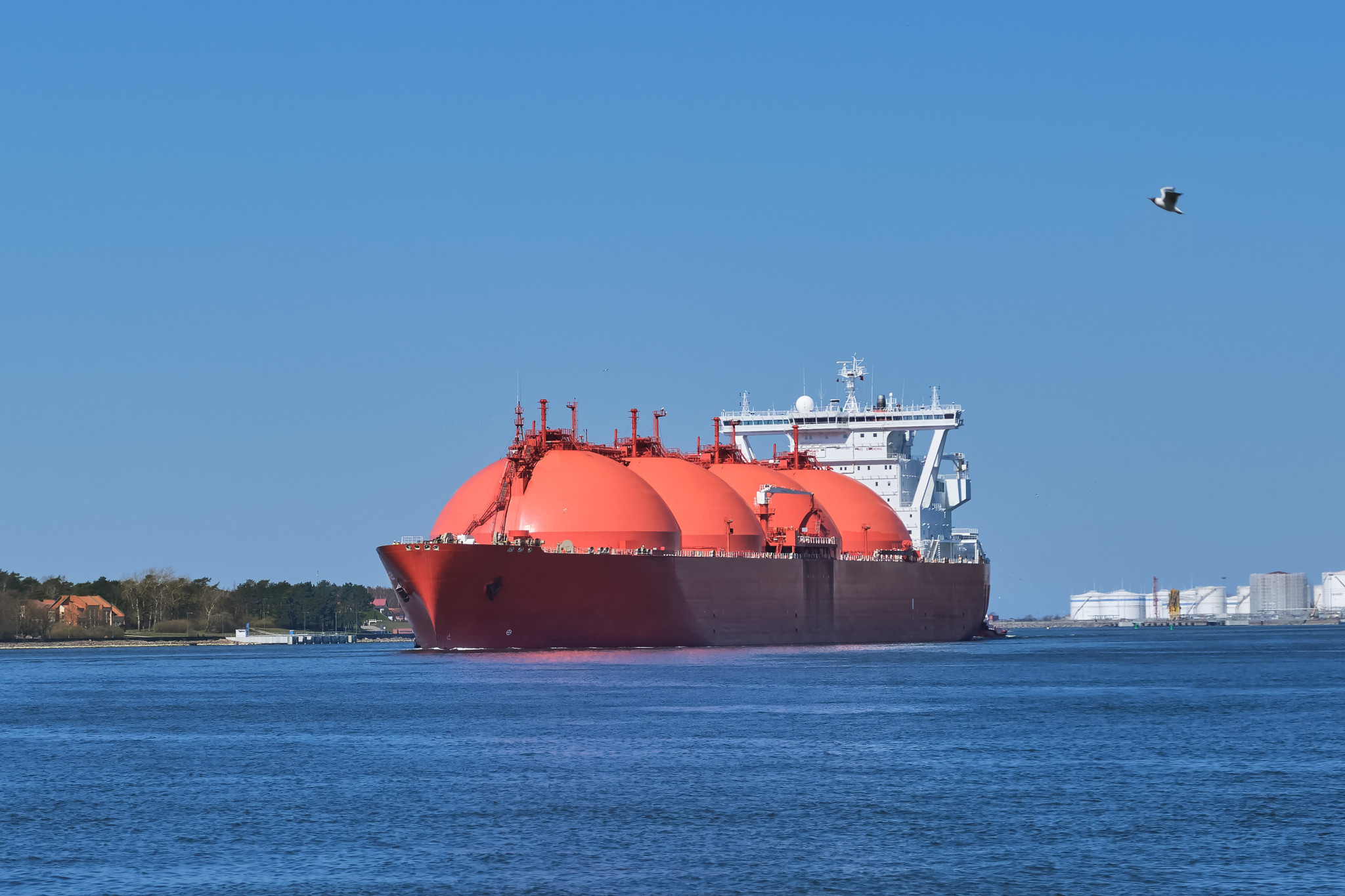 LNG-Tanker fährt an einem sonnigen Tag in den Hafen von Klaipeda, Litauen, ein, alternative Gasversorgung, Energiekrise.